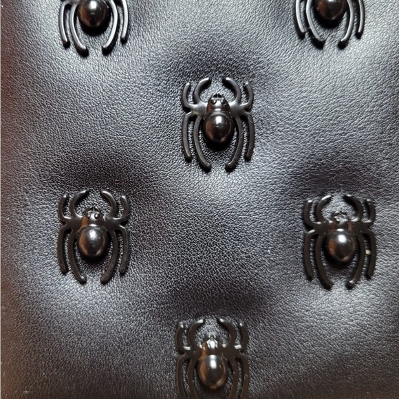 🕷️BETSEY JOHNSON ZIP AROUND SPIDER WRISTLET/WALLET🕷️NWT - Picture 9 of 10